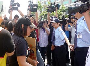 protest against foxconn taiwan 090610 02