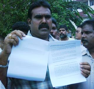 PKR Port Dickson assemblyperson M Ravi holding memo - K Vasanthakumar arrested at Najib's launch