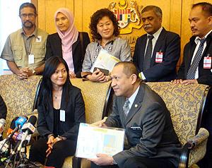 green surf pc in parliament 150610 03