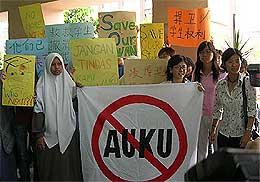student rally at putrajaya 271005 auku banner