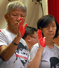 teoh beng hock memorial night 160710 parents palms red
