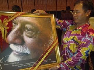 ng wei aik with large photo of karpal
