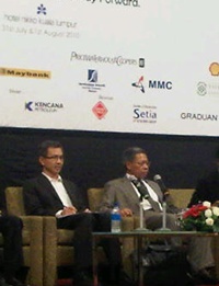 mustafa mohamed and tony pua at 2010 student leaders summit