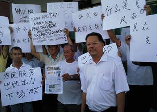 Tee Boon Hock protest 010810 tee boon hock with supporters