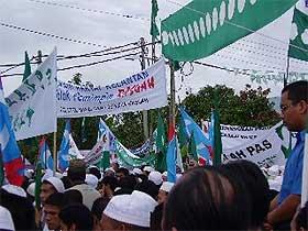 pengkalan pasir by election 281105 pas supporters