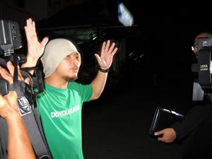 namewee at ttdi police station waving hand