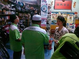 PAS handing moon cakes to Chinese