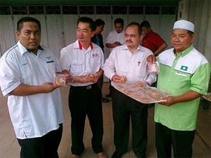 PAS handing moon cakes to Chinese
