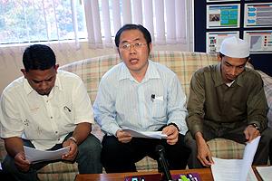 penang lodge mcmc report against blogger 210910 pakatan youth leaders pc