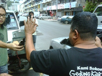 Zunar taken to police station over cartoon-o-phobia
