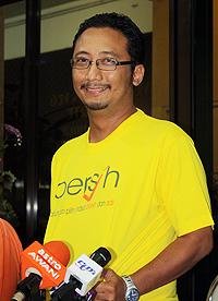 pkr election bayan baru people team pc 280910 annuar ismail showing his bersih shirt