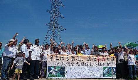 khalid ibrahim second visit to rawang new village 121010 big 02