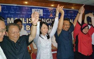 Linda Tsen batu sapi candidate hands up