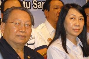 Pairin kitingan and Linda tsen in batu sapi front