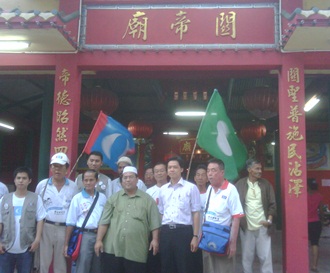 pas dr zulkefli mohamad visits chinese temple in galas