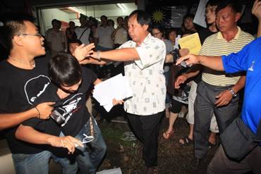 mca members clash with malaysians for beng hock 301010 1