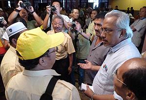 batu sapi sapp debate turn forum 311010 ansari arrive 04