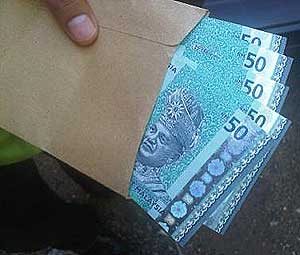 galas by election polling day 041110 voters getting money at bukit cekati  3