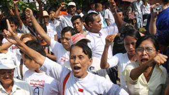 aung san suu kyi released crowd
