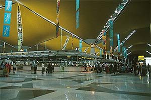 klia airport 290804 interior departure hall