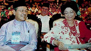 umno general assembly 240904 mahathir and wife at assembly