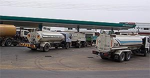 diesel smugglers in sarawak 071004 petronas station