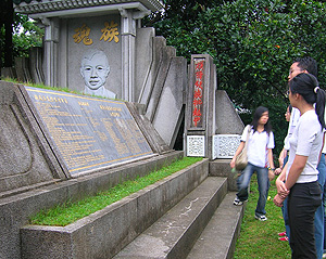 djz student paying respect to lim lian yu tomb
