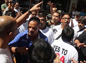 penang attack on anti isa forum 211110 penang umno youth chief norman in blue shirt