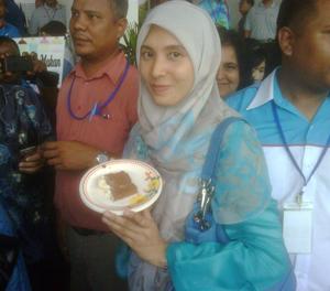 nurul izzah eating birthday cake pkr agm