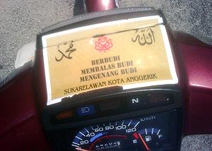 gaps protest 20101205 umno sticker on supporter bike