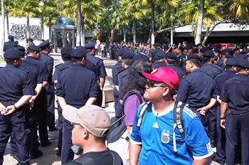 selangor water demo cops at masjid negara