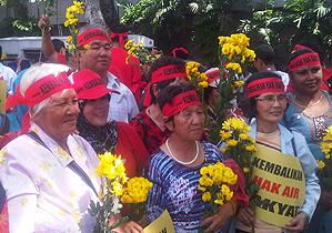 selangor protest against syabas 20101205 supporters with yellow flower 02