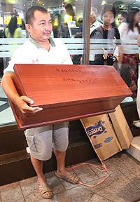 penang dap convention 121210 teh hock yong and coffin 03