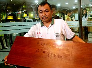 penang dap convention 121210 teh hock yong and coffin 02
