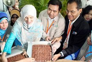 pakatan 2nd convention 191210 eat cake