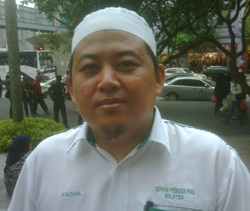 fadhil pas handing out leaflets on price hikes