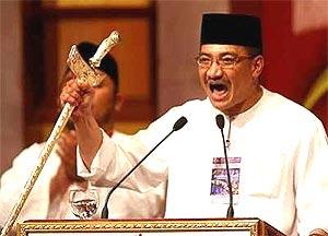 hishamuddin hussein holding keris kris