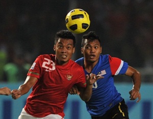 Indonesian Hamka Hamzah (L) with Malaysian Mohamad Safee (R) AFF Suzuki Cup 2010