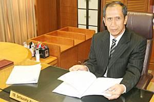 mohamed khusrin munawi starts work as selangor secretary 030111