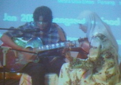 nurul izzah at fund-raising dinner for lembah pantai pkr playing the guitar 2