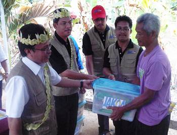 Tenang - Shafie Apdal giving goodies to orang asli