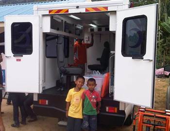 Tenang - Shafie Apdal giving goodies to orang asli - Mobile clinic at kampung ulu juaseh orang asli