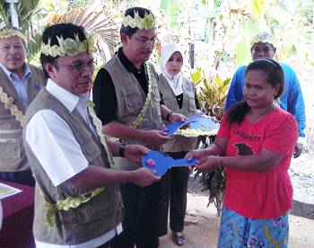 Tenang - Shafie Apdal giving goodies to orang asli