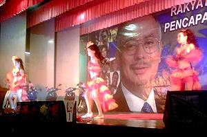 tenang by election 1 malaysia dinner 290111 dancer 02