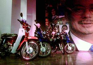 tenang by election 1 malaysia dinner 290111 motorcycle lucky draw