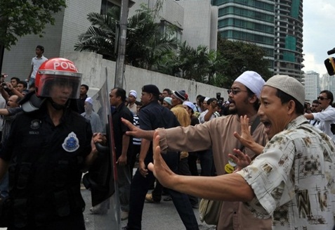 protest against hosni mubarak us embassy kuala lumpur protesters with police 1