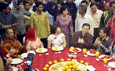 penang bn cny open house 060211 guan eng and Muhyiddin