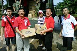 dap boo cheng hao er teck hwa visit johor flood victims 060211