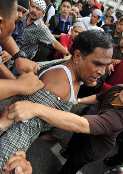 protest against hosni mubarak us embassy kuala lumpur arrest 1