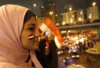 egypt revolution mubarak steps down woman 1